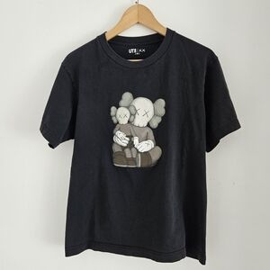 KAWS x Uniqlo Shirt Mens Small Black Companion Print